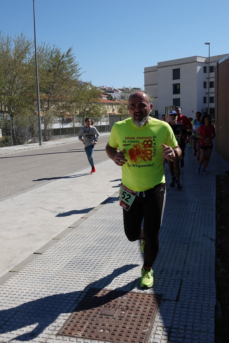 El reguero de atletas es amplio. Las piernas pesan en algunos momentos pero el objetivo de llegar a meta se mantiene. Si has participado en la carrera de fondo de Loja, prueba suerte a ver si te hemos retratado a lo largo del recorrido.