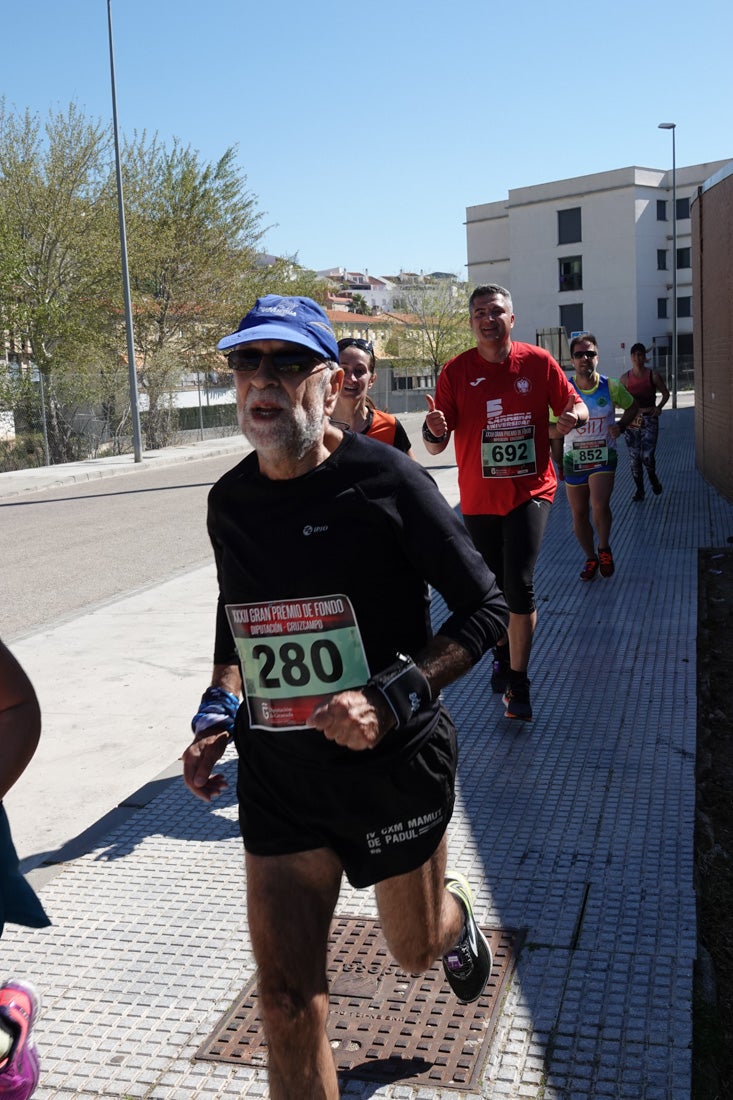 El reguero de atletas es amplio. Las piernas pesan en algunos momentos pero el objetivo de llegar a meta se mantiene. Si has participado en la carrera de fondo de Loja, prueba suerte a ver si te hemos retratado a lo largo del recorrido.