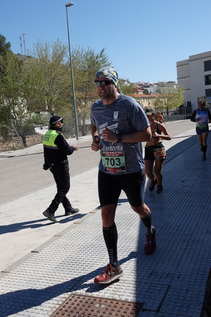 El reguero de atletas es amplio. Las piernas pesan en algunos momentos pero el objetivo de llegar a meta se mantiene. Si has participado en la carrera de fondo de Loja, prueba suerte a ver si te hemos retratado a lo largo del recorrido.