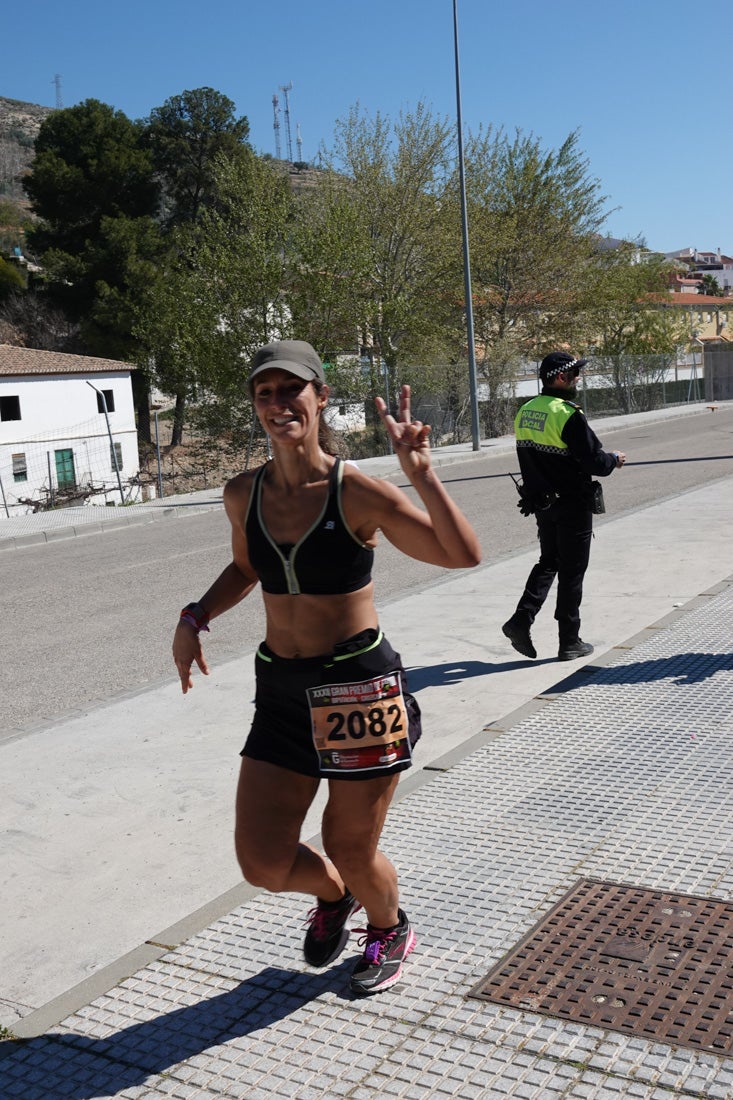 El reguero de atletas es amplio. Las piernas pesan en algunos momentos pero el objetivo de llegar a meta se mantiene. Si has participado en la carrera de fondo de Loja, prueba suerte a ver si te hemos retratado a lo largo del recorrido.