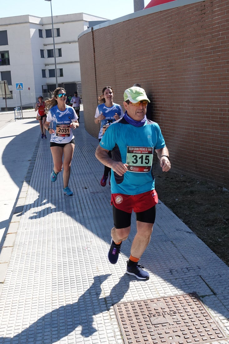 El reguero de atletas es amplio. Las piernas pesan en algunos momentos pero el objetivo de llegar a meta se mantiene. Si has participado en la carrera de fondo de Loja, prueba suerte a ver si te hemos retratado a lo largo del recorrido.