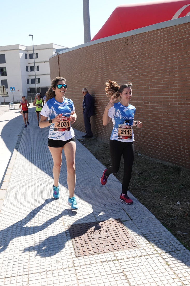 El reguero de atletas es amplio. Las piernas pesan en algunos momentos pero el objetivo de llegar a meta se mantiene. Si has participado en la carrera de fondo de Loja, prueba suerte a ver si te hemos retratado a lo largo del recorrido.