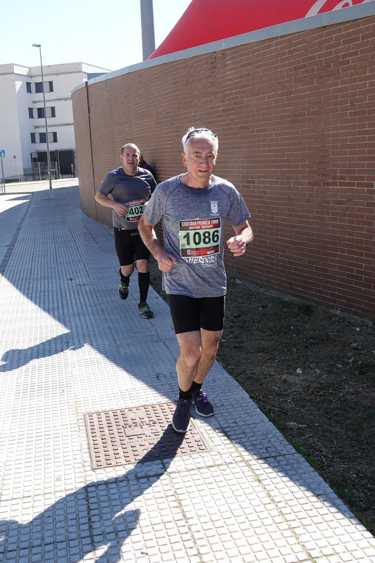 El reguero de atletas es amplio. Las piernas pesan en algunos momentos pero el objetivo de llegar a meta se mantiene. Si has participado en la carrera de fondo de Loja, prueba suerte a ver si te hemos retratado a lo largo del recorrido.