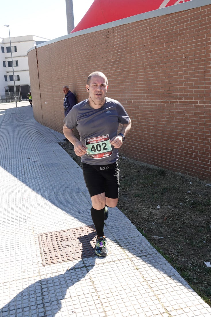 El reguero de atletas es amplio. Las piernas pesan en algunos momentos pero el objetivo de llegar a meta se mantiene. Si has participado en la carrera de fondo de Loja, prueba suerte a ver si te hemos retratado a lo largo del recorrido.