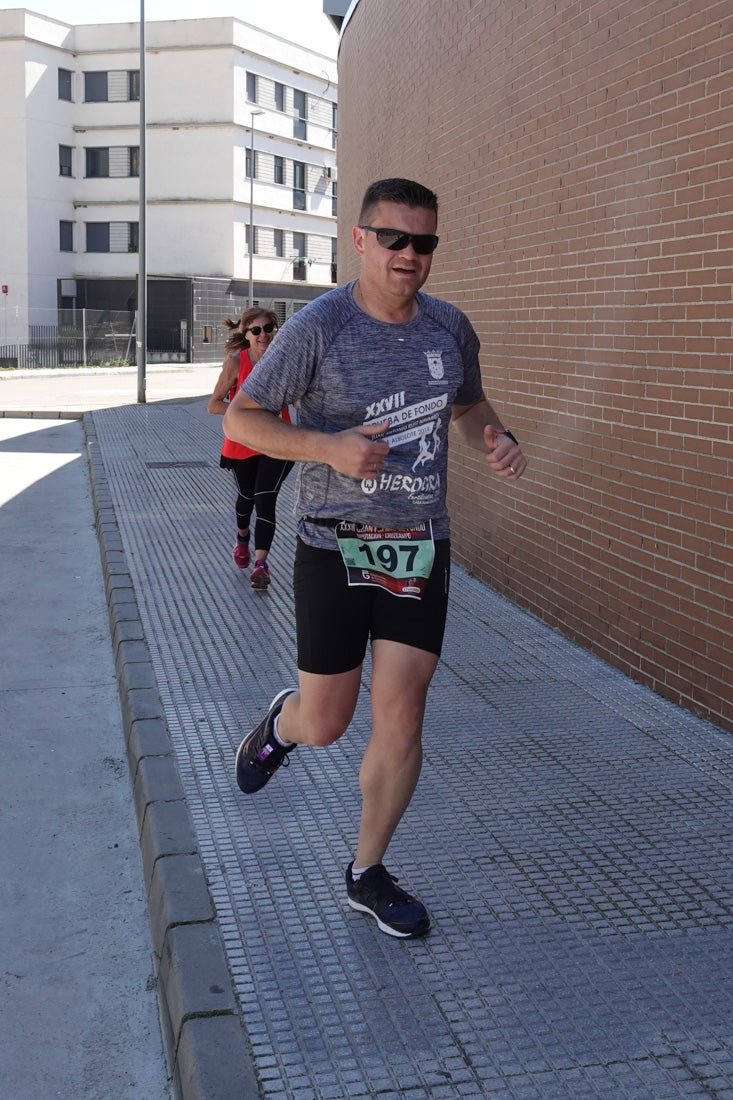 El reguero de atletas es amplio. Las piernas pesan en algunos momentos pero el objetivo de llegar a meta se mantiene. Si has participado en la carrera de fondo de Loja, prueba suerte a ver si te hemos retratado a lo largo del recorrido.