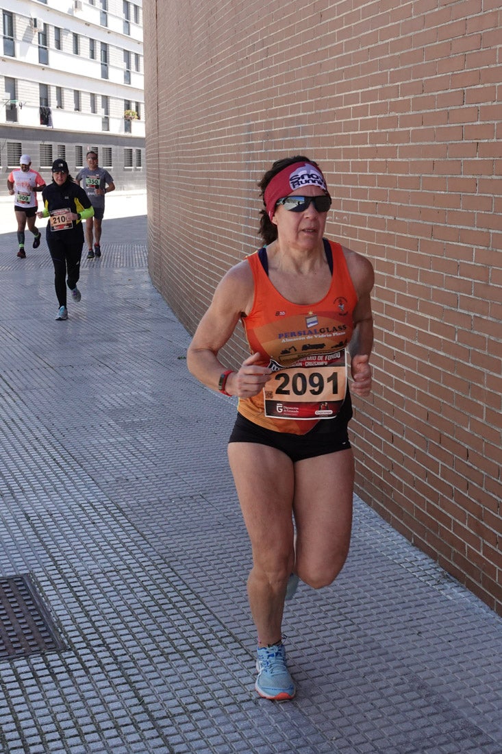 El reguero de atletas es amplio. Las piernas pesan en algunos momentos pero el objetivo de llegar a meta se mantiene. Si has participado en la carrera de fondo de Loja, prueba suerte a ver si te hemos retratado a lo largo del recorrido.