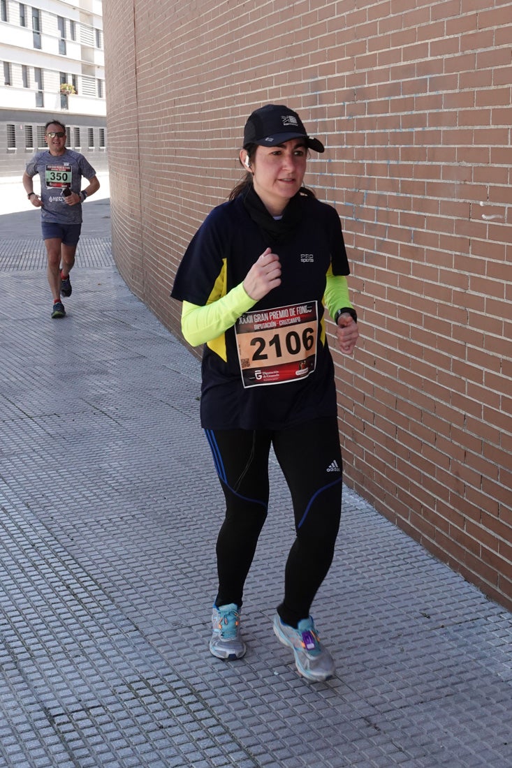 El reguero de atletas es amplio. Las piernas pesan en algunos momentos pero el objetivo de llegar a meta se mantiene. Si has participado en la carrera de fondo de Loja, prueba suerte a ver si te hemos retratado a lo largo del recorrido.