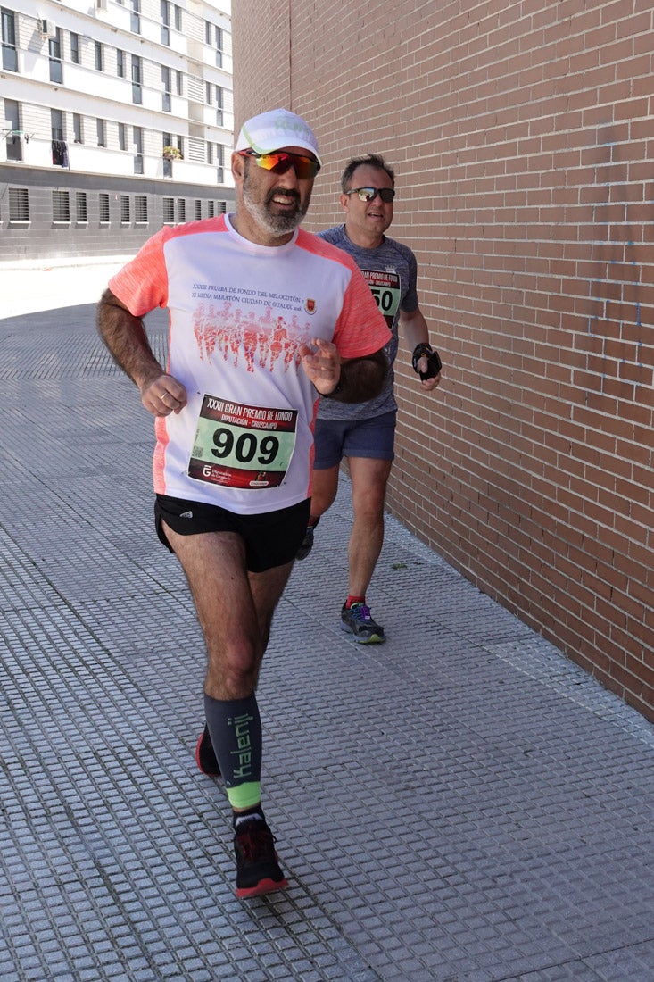 El reguero de atletas es amplio. Las piernas pesan en algunos momentos pero el objetivo de llegar a meta se mantiene. Si has participado en la carrera de fondo de Loja, prueba suerte a ver si te hemos retratado a lo largo del recorrido.