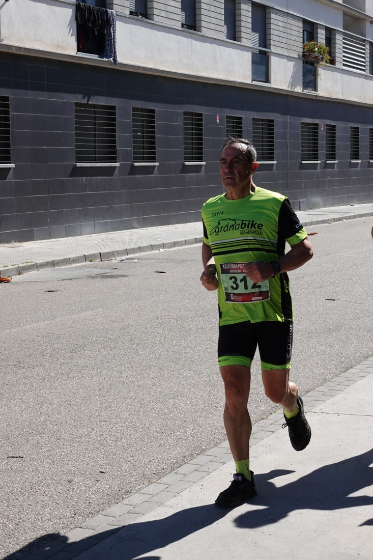 El reguero de atletas es amplio. Las piernas pesan en algunos momentos pero el objetivo de llegar a meta se mantiene. Si has participado en la carrera de fondo de Loja, prueba suerte a ver si te hemos retratado a lo largo del recorrido.