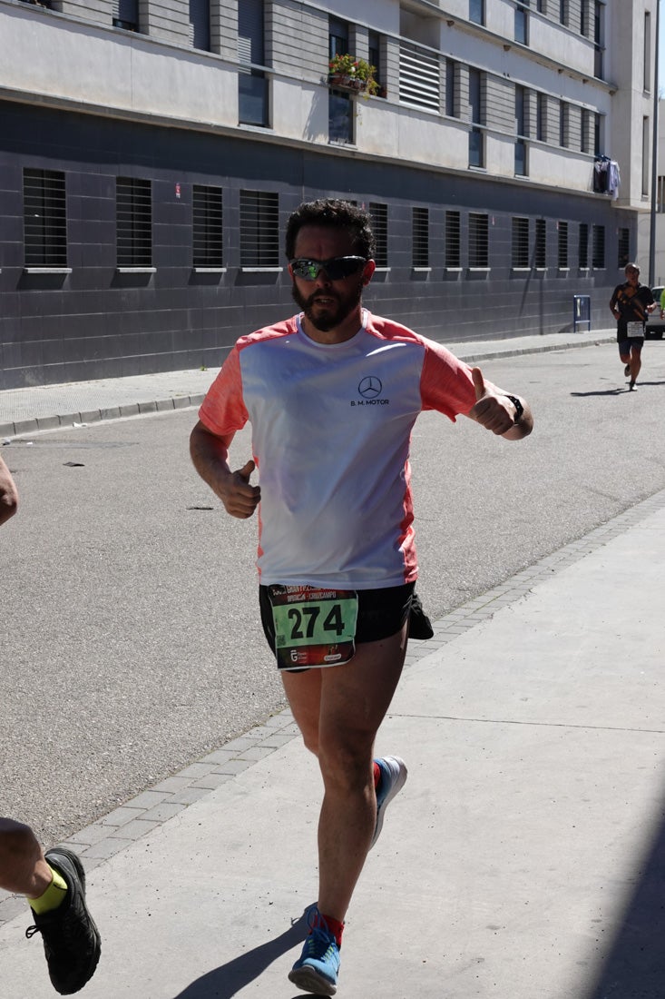 El reguero de atletas es amplio. Las piernas pesan en algunos momentos pero el objetivo de llegar a meta se mantiene. Si has participado en la carrera de fondo de Loja, prueba suerte a ver si te hemos retratado a lo largo del recorrido.