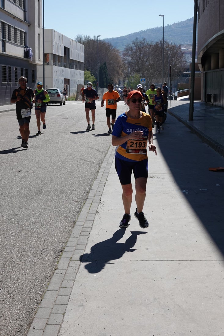 El reguero de atletas es amplio. Las piernas pesan en algunos momentos pero el objetivo de llegar a meta se mantiene. Si has participado en la carrera de fondo de Loja, prueba suerte a ver si te hemos retratado a lo largo del recorrido.