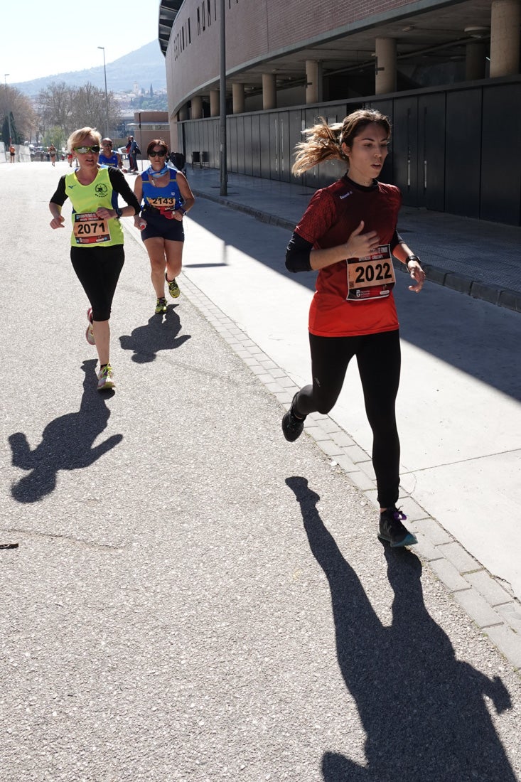 El reguero de atletas es amplio. Las piernas pesan en algunos momentos pero el objetivo de llegar a meta se mantiene. Si has participado en la carrera de fondo de Loja, prueba suerte a ver si te hemos retratado a lo largo del recorrido.