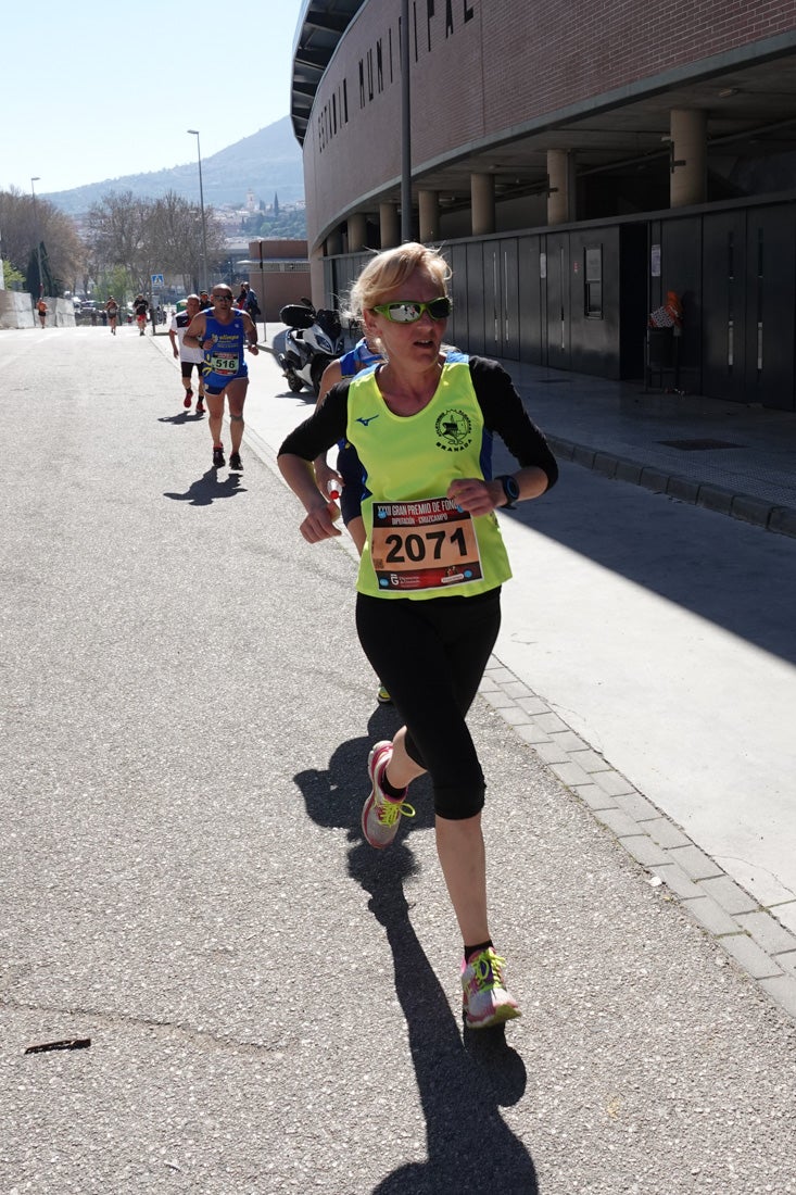 El reguero de atletas es amplio. Las piernas pesan en algunos momentos pero el objetivo de llegar a meta se mantiene. Si has participado en la carrera de fondo de Loja, prueba suerte a ver si te hemos retratado a lo largo del recorrido.