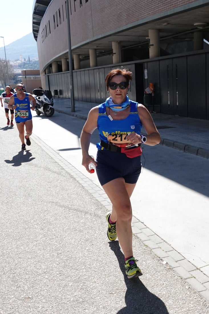 El reguero de atletas es amplio. Las piernas pesan en algunos momentos pero el objetivo de llegar a meta se mantiene. Si has participado en la carrera de fondo de Loja, prueba suerte a ver si te hemos retratado a lo largo del recorrido.