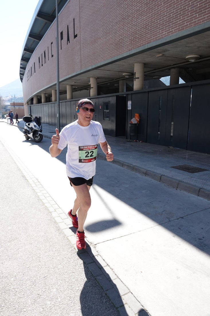 El reguero de atletas es amplio. Las piernas pesan en algunos momentos pero el objetivo de llegar a meta se mantiene. Si has participado en la carrera de fondo de Loja, prueba suerte a ver si te hemos retratado a lo largo del recorrido.