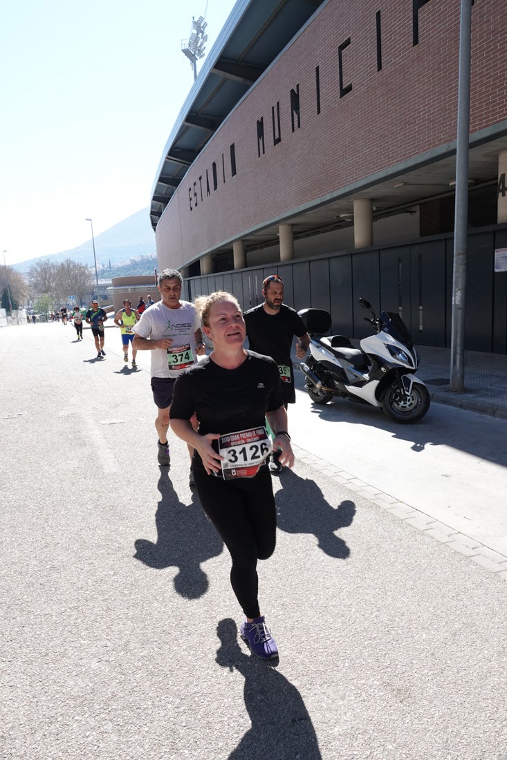 El reguero de atletas es amplio. Las piernas pesan en algunos momentos pero el objetivo de llegar a meta se mantiene. Si has participado en la carrera de fondo de Loja, prueba suerte a ver si te hemos retratado a lo largo del recorrido.