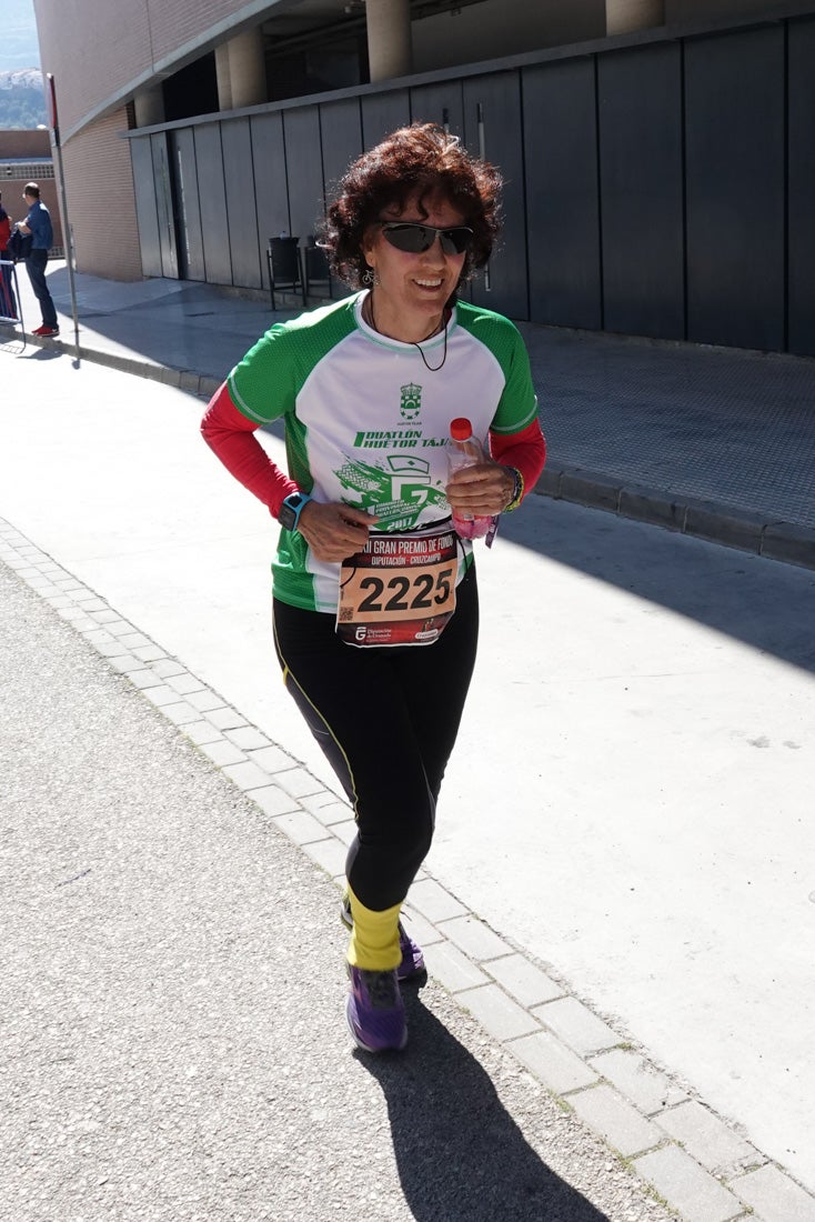 El reguero de atletas es amplio. Las piernas pesan en algunos momentos pero el objetivo de llegar a meta se mantiene. Si has participado en la carrera de fondo de Loja, prueba suerte a ver si te hemos retratado a lo largo del recorrido.