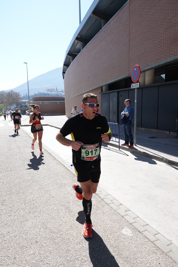 El reguero de atletas es amplio. Las piernas pesan en algunos momentos pero el objetivo de llegar a meta se mantiene. Si has participado en la carrera de fondo de Loja, prueba suerte a ver si te hemos retratado a lo largo del recorrido.