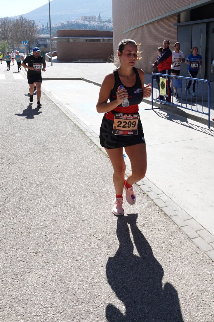 El reguero de atletas es amplio. Las piernas pesan en algunos momentos pero el objetivo de llegar a meta se mantiene. Si has participado en la carrera de fondo de Loja, prueba suerte a ver si te hemos retratado a lo largo del recorrido.