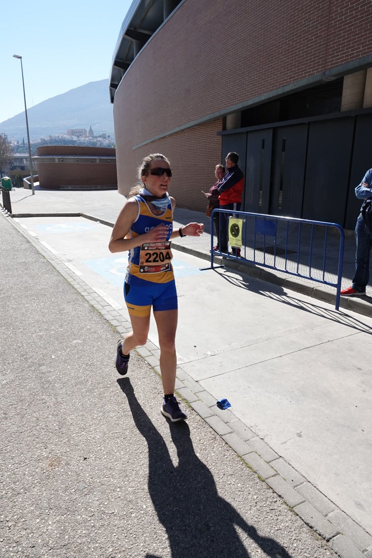 El reguero de atletas es amplio. Las piernas pesan en algunos momentos pero el objetivo de llegar a meta se mantiene. Si has participado en la carrera de fondo de Loja, prueba suerte a ver si te hemos retratado a lo largo del recorrido.