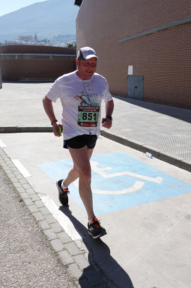 El reguero de atletas es amplio. Las piernas pesan en algunos momentos pero el objetivo de llegar a meta se mantiene. Si has participado en la carrera de fondo de Loja, prueba suerte a ver si te hemos retratado a lo largo del recorrido.