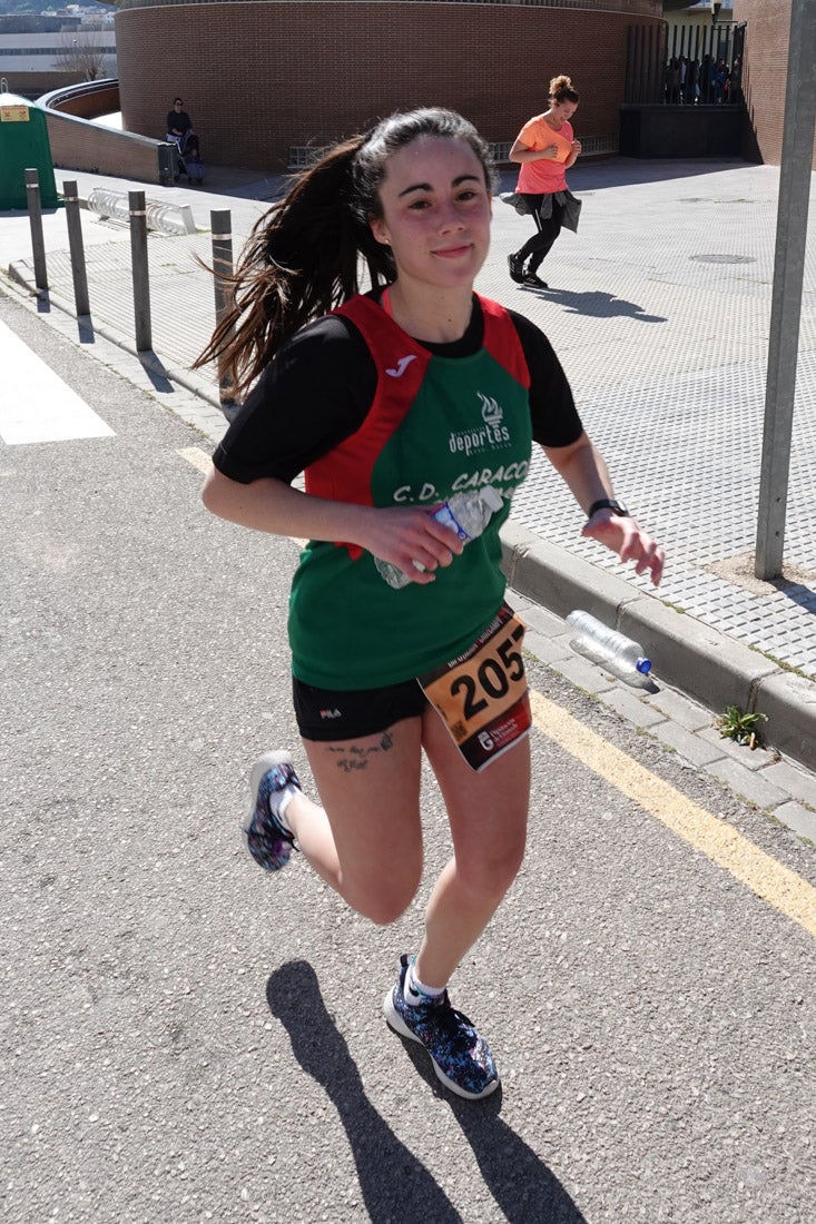 El reguero de atletas es amplio. Las piernas pesan en algunos momentos pero el objetivo de llegar a meta se mantiene. Si has participado en la carrera de fondo de Loja, prueba suerte a ver si te hemos retratado a lo largo del recorrido.