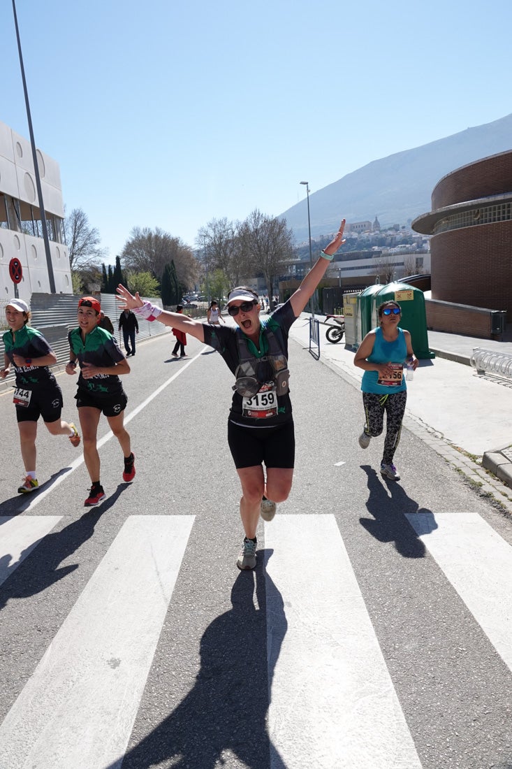 El reguero de atletas es amplio. Las piernas pesan en algunos momentos pero el objetivo de llegar a meta se mantiene. Si has participado en la carrera de fondo de Loja, prueba suerte a ver si te hemos retratado a lo largo del recorrido.