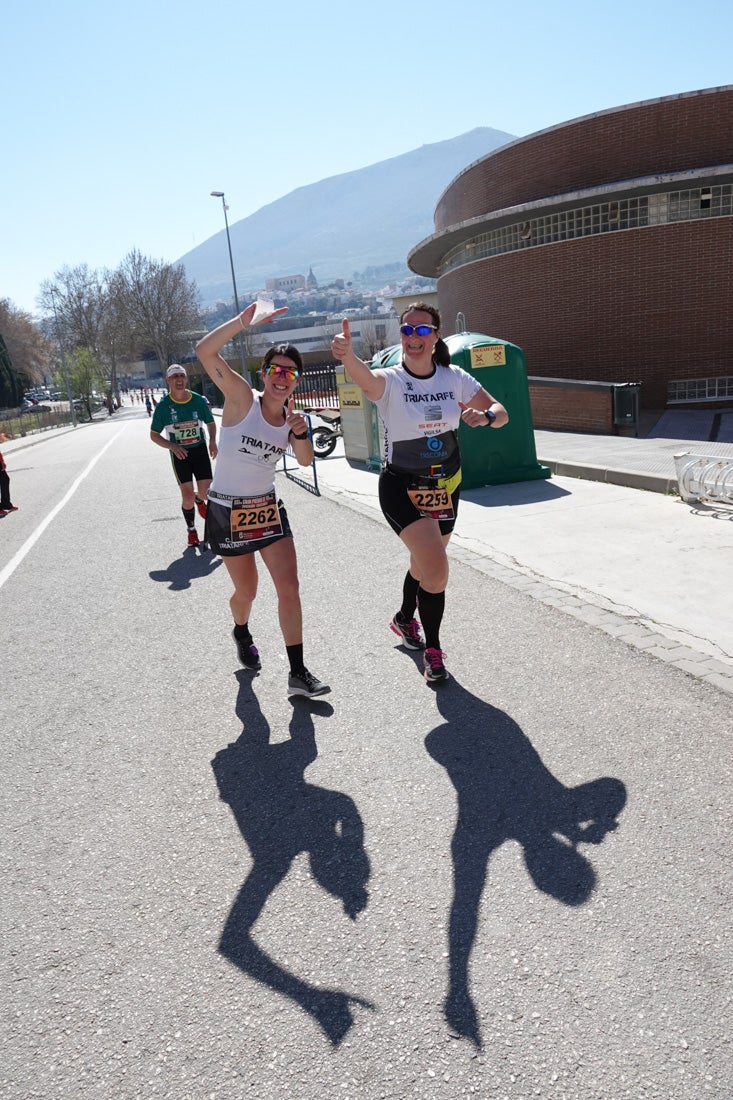 El reguero de atletas es amplio. Las piernas pesan en algunos momentos pero el objetivo de llegar a meta se mantiene. Si has participado en la carrera de fondo de Loja, prueba suerte a ver si te hemos retratado a lo largo del recorrido.