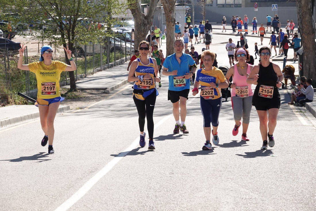 El reguero de atletas es amplio. Las piernas pesan en algunos momentos pero el objetivo de llegar a meta se mantiene. Si has participado en la carrera de fondo de Loja, prueba suerte a ver si te hemos retratado a lo largo del recorrido.