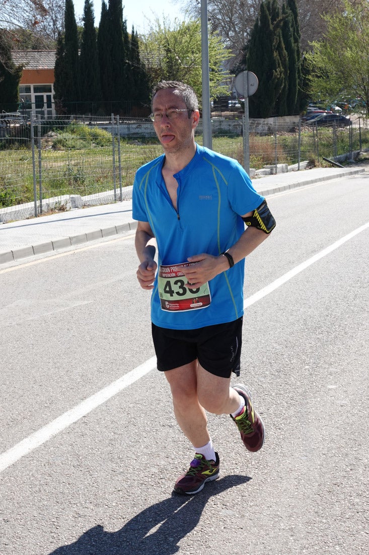 El reguero de atletas es amplio. Las piernas pesan en algunos momentos pero el objetivo de llegar a meta se mantiene. Si has participado en la carrera de fondo de Loja, prueba suerte a ver si te hemos retratado a lo largo del recorrido.