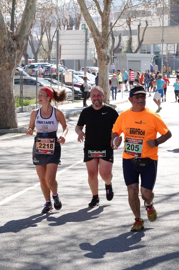 El reguero de atletas es amplio. Las piernas pesan en algunos momentos pero el objetivo de llegar a meta se mantiene. Si has participado en la carrera de fondo de Loja, prueba suerte a ver si te hemos retratado a lo largo del recorrido.