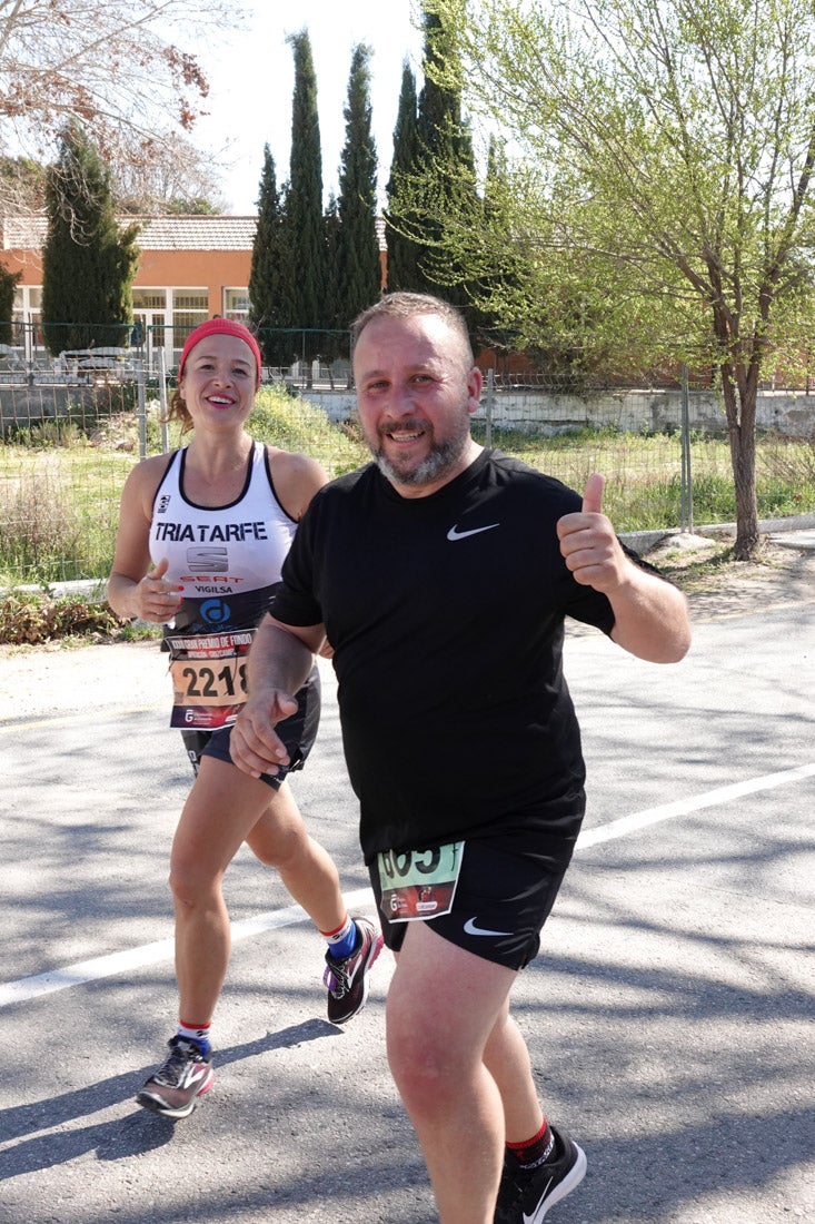 El reguero de atletas es amplio. Las piernas pesan en algunos momentos pero el objetivo de llegar a meta se mantiene. Si has participado en la carrera de fondo de Loja, prueba suerte a ver si te hemos retratado a lo largo del recorrido.