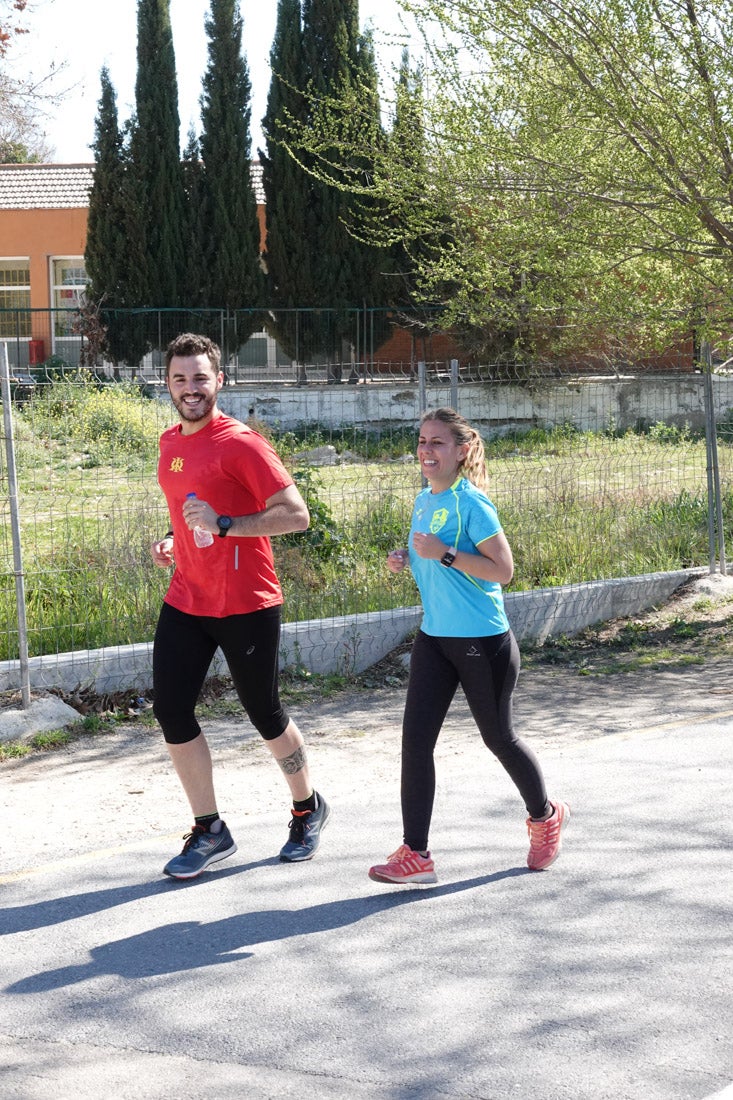 El reguero de atletas es amplio. Las piernas pesan en algunos momentos pero el objetivo de llegar a meta se mantiene. Si has participado en la carrera de fondo de Loja, prueba suerte a ver si te hemos retratado a lo largo del recorrido.