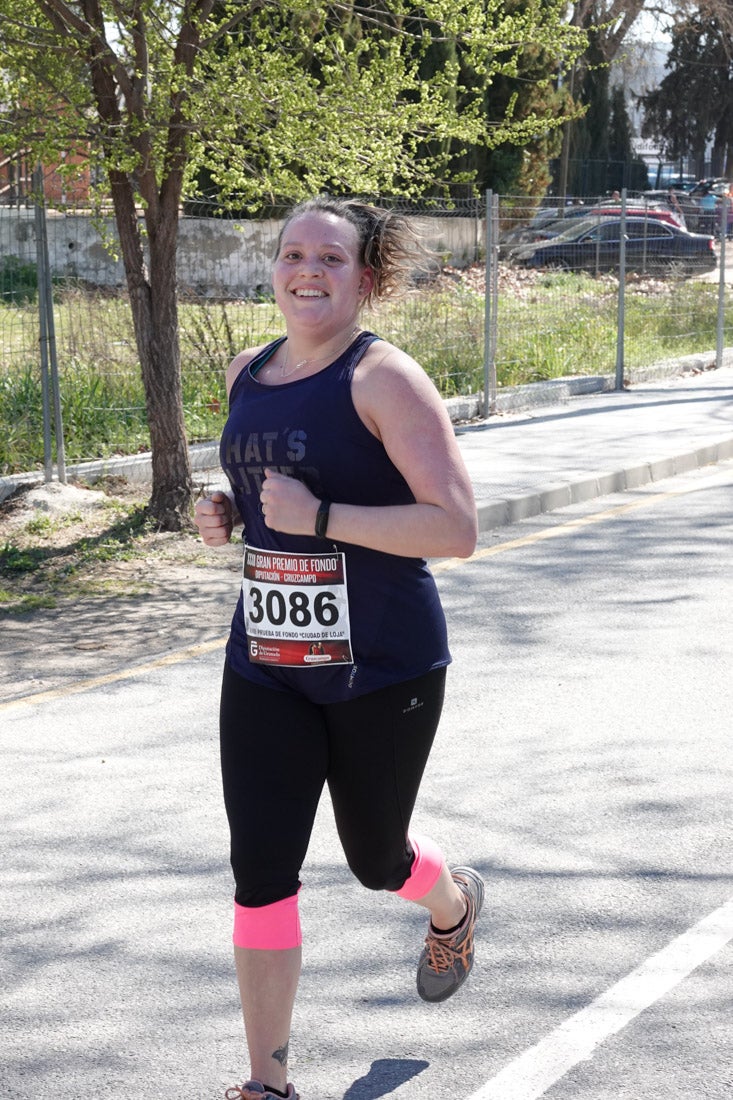 El reguero de atletas es amplio. Las piernas pesan en algunos momentos pero el objetivo de llegar a meta se mantiene. Si has participado en la carrera de fondo de Loja, prueba suerte a ver si te hemos retratado a lo largo del recorrido.