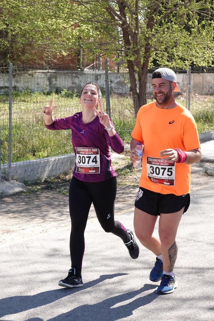 El reguero de atletas es amplio. Las piernas pesan en algunos momentos pero el objetivo de llegar a meta se mantiene. Si has participado en la carrera de fondo de Loja, prueba suerte a ver si te hemos retratado a lo largo del recorrido.