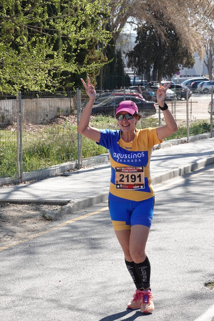 El reguero de atletas es amplio. Las piernas pesan en algunos momentos pero el objetivo de llegar a meta se mantiene. Si has participado en la carrera de fondo de Loja, prueba suerte a ver si te hemos retratado a lo largo del recorrido.