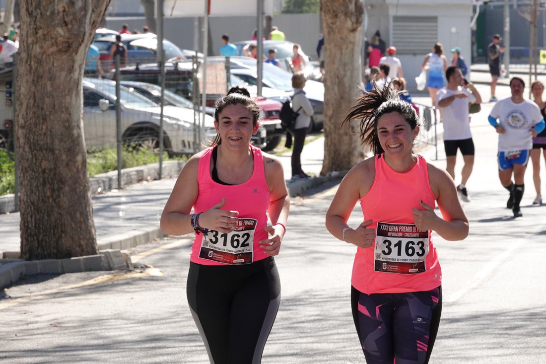 El reguero de atletas es amplio. Las piernas pesan en algunos momentos pero el objetivo de llegar a meta se mantiene. Si has participado en la carrera de fondo de Loja, prueba suerte a ver si te hemos retratado a lo largo del recorrido.