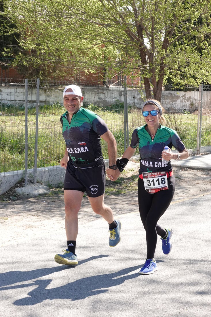 El reguero de atletas es amplio. Las piernas pesan en algunos momentos pero el objetivo de llegar a meta se mantiene. Si has participado en la carrera de fondo de Loja, prueba suerte a ver si te hemos retratado a lo largo del recorrido.