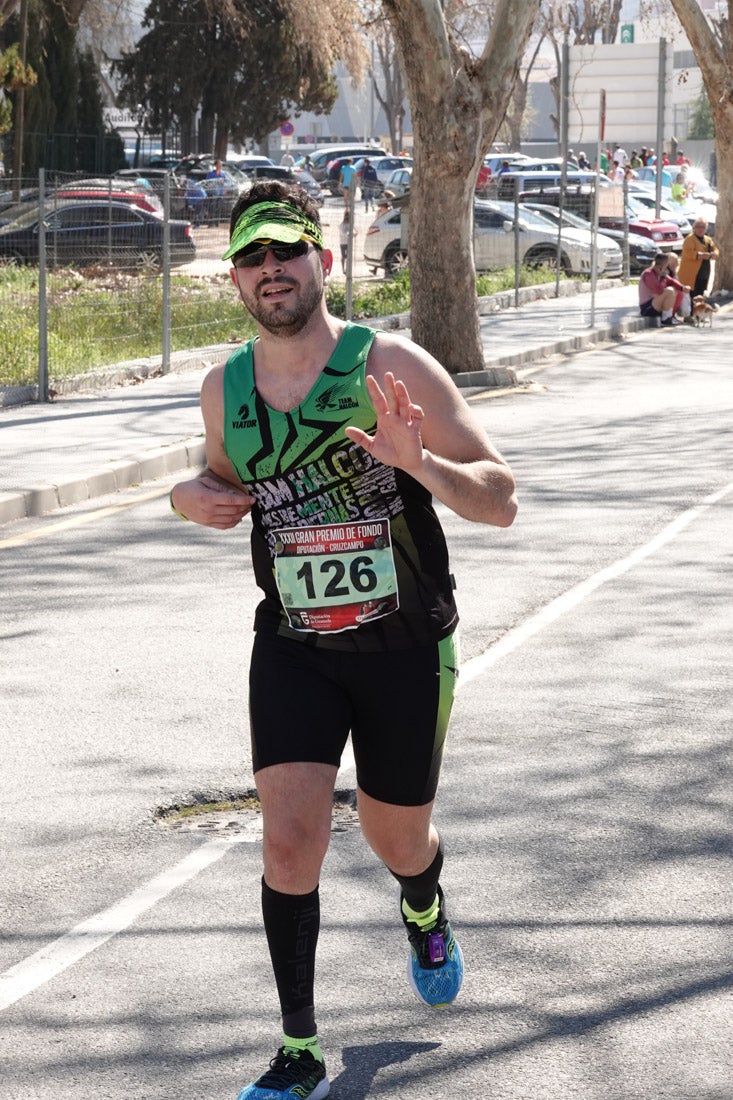 El reguero de atletas es amplio. Las piernas pesan en algunos momentos pero el objetivo de llegar a meta se mantiene. Si has participado en la carrera de fondo de Loja, prueba suerte a ver si te hemos retratado a lo largo del recorrido.