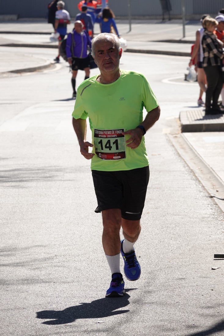 El reguero de atletas es amplio. Las piernas pesan en algunos momentos pero el objetivo de llegar a meta se mantiene. Si has participado en la carrera de fondo de Loja, prueba suerte a ver si te hemos retratado a lo largo del recorrido.