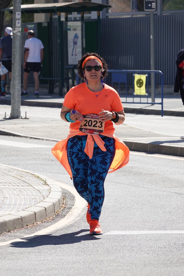 El reguero de atletas es amplio. Las piernas pesan en algunos momentos pero el objetivo de llegar a meta se mantiene. Si has participado en la carrera de fondo de Loja, prueba suerte a ver si te hemos retratado a lo largo del recorrido.