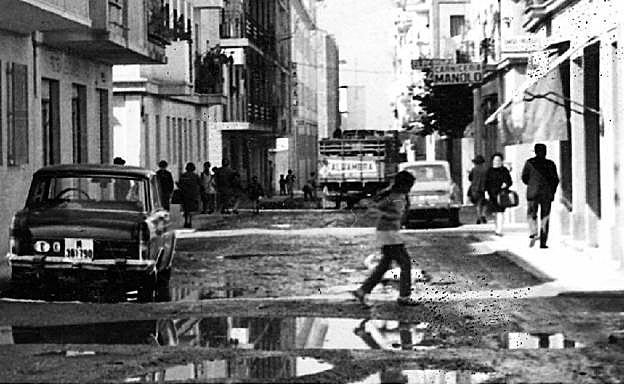 Una de las calles de La Chana, sin asfaltar, en la década de los años sesenta.