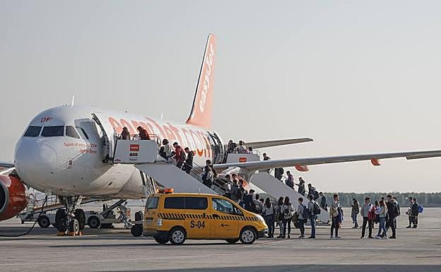 Pasajeros se suben a un avión en el Aeropuerto Federico García Lorca Granada-Jaén. 