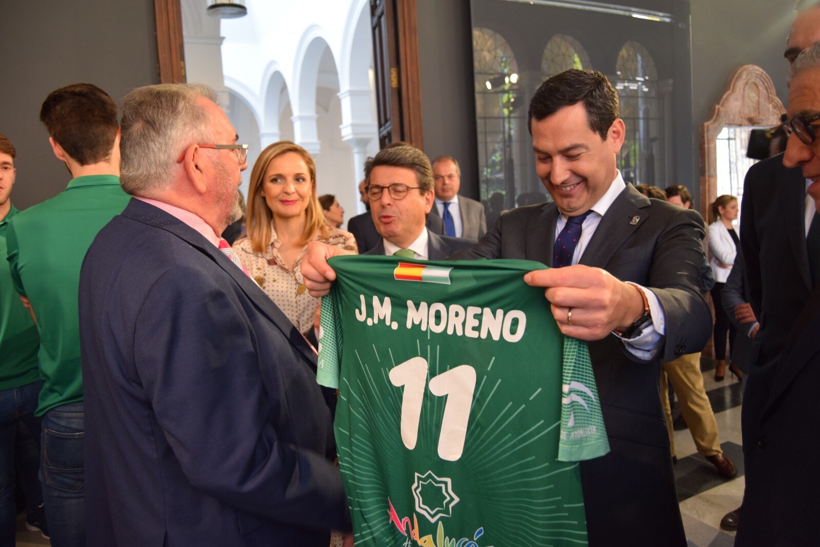 El presidente de la Junta de Andalucía, Juanma Moreno Bonilla, ha recibido este martes al Unicaja Almería de voleibol para felicitarles por su triunfo en la Copa del Rey, trofeo que el club ahorrista ha ofrecido al dirigente andaluz. Moreno Bonilla, al que han obsequiado con una camiseta, ha mostrado su apoyo a la entidad y al equipo y ha prometido que apoyará al proyecto almeriense para que regrese a las competiciones europeas. 