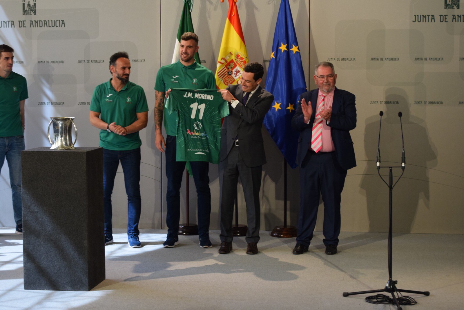 El presidente de la Junta de Andalucía, Juanma Moreno Bonilla, ha recibido este martes al Unicaja Almería de voleibol para felicitarles por su triunfo en la Copa del Rey, trofeo que el club ahorrista ha ofrecido al dirigente andaluz. Moreno Bonilla, al que han obsequiado con una camiseta, ha mostrado su apoyo a la entidad y al equipo y ha prometido que apoyará al proyecto almeriense para que regrese a las competiciones europeas. 