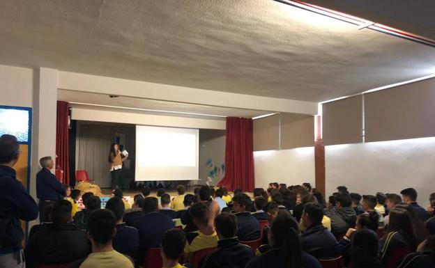 Una de las responsables durante una charla de concienciación en un centro escolar