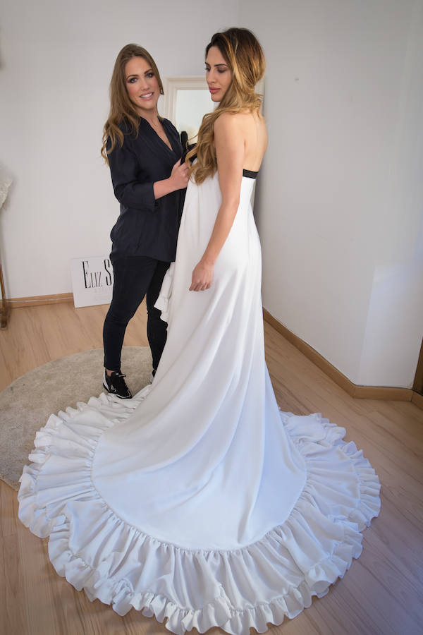 Faltan menos de dos semanas para que la diseñadora Elis Smis presente su nueva colección en Atelier Couture de Madrid, la pasarela de alta costura más importante de España. Así es un día de trabajo en su taller de Guadix.