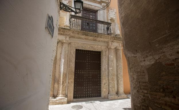 El palacete se encuentra en la Cuesta de Santa Inés de la capital. 