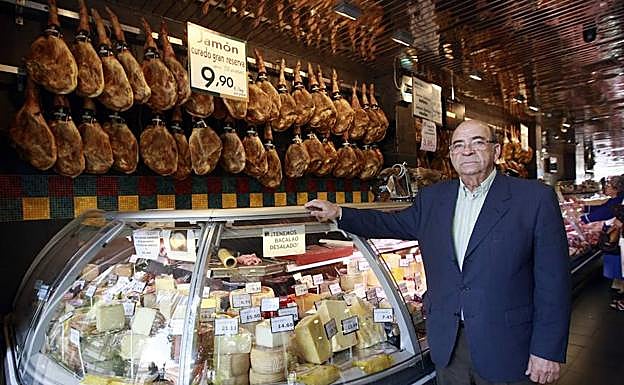 José Mariscal Díaz posa junto al mostrador de una de las tiendas de su empresa, durante una entrevista que ofreció a IDEAL en 2010.