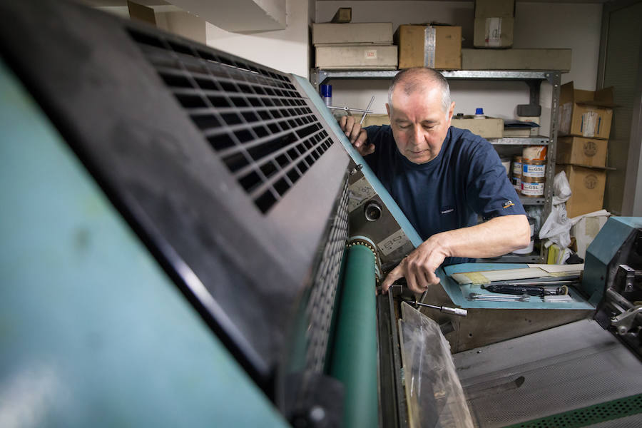 Imagen secundaria 2 - Enrique se ha ido reciclando en las diferentes tecnologías que se han implantado en el sector de las artes gráficas en los últimos cincuenta años.